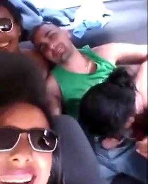 Divirtiéndose con amigos en el coche.