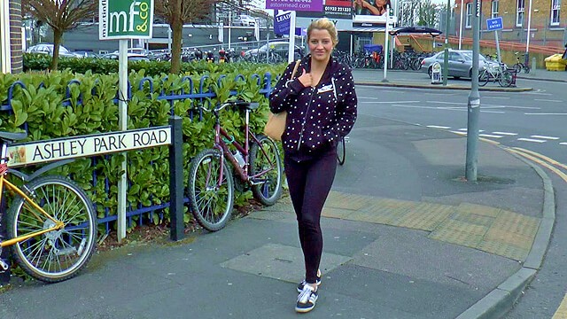 El viejo Ben está listo para matar polluelos jóvenes y duros