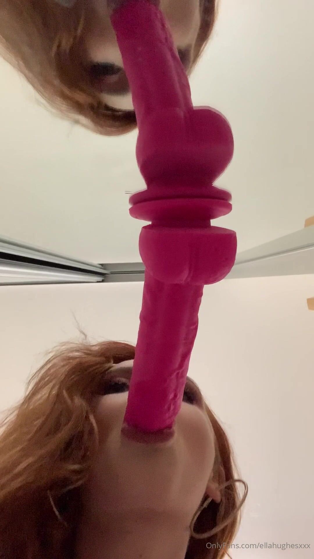 Ella Hughes Consolador Rosa Caliente