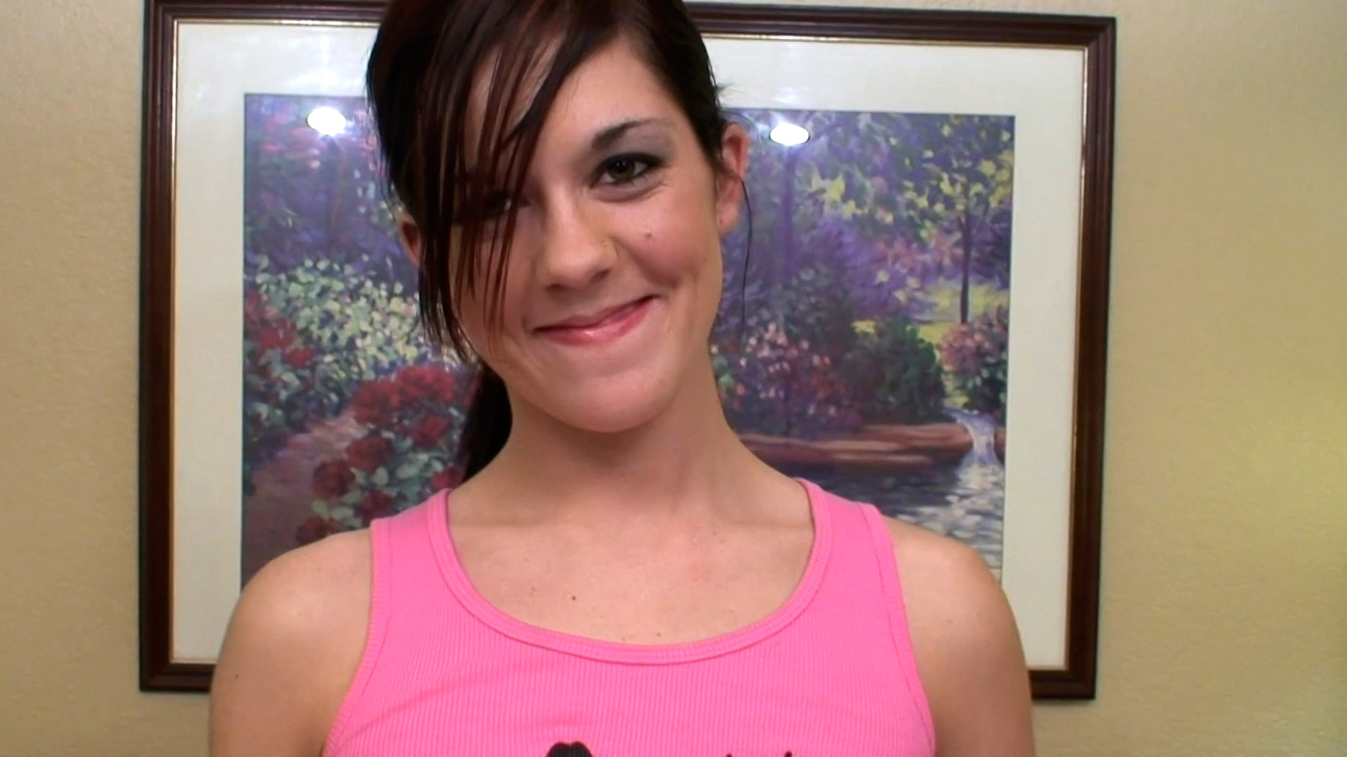 Ella es alta, hermosa, delgada y nueva en estas cosas.