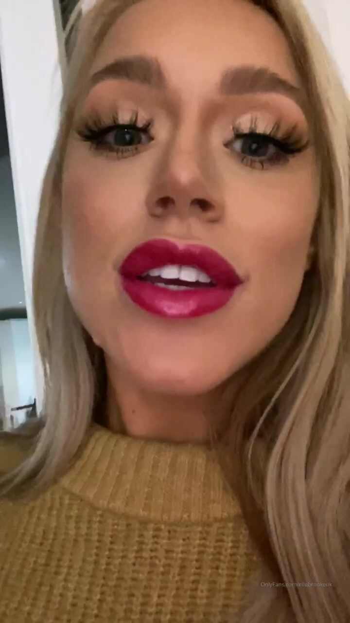 Elle fuma y juega sola.