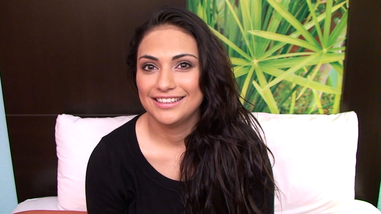 Esta divertida jovencita tiene unos pechos regordetes y una boca suave.