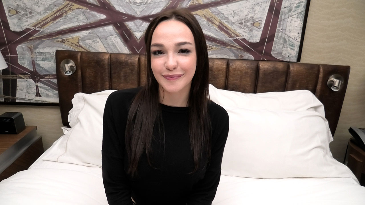 Esta nueva modelo de 18 años tiene grandes pechos naturales 32dd