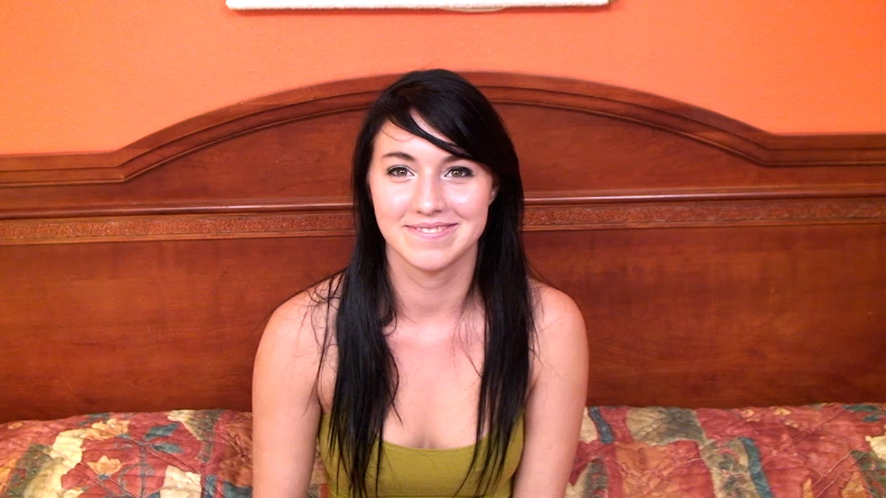 Gimnasta flexible de 18 años hace una mamada increíble