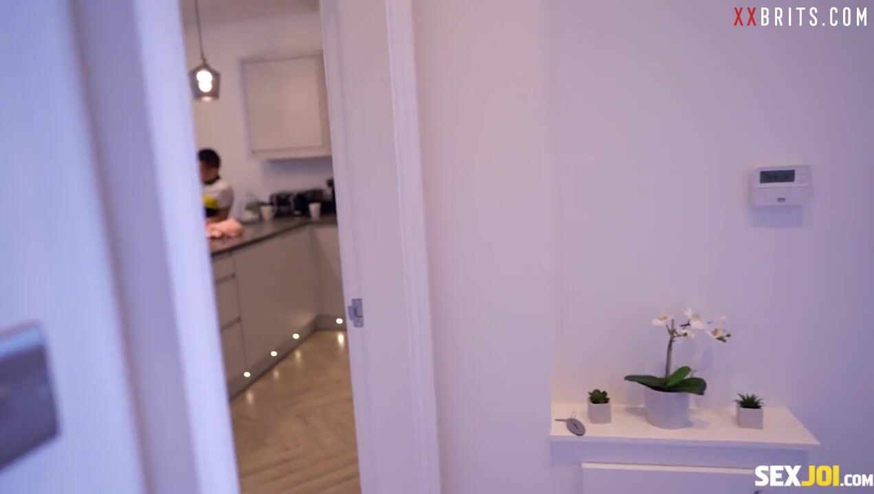 Grandes chicas británicas MILF golpeando chicos calientes