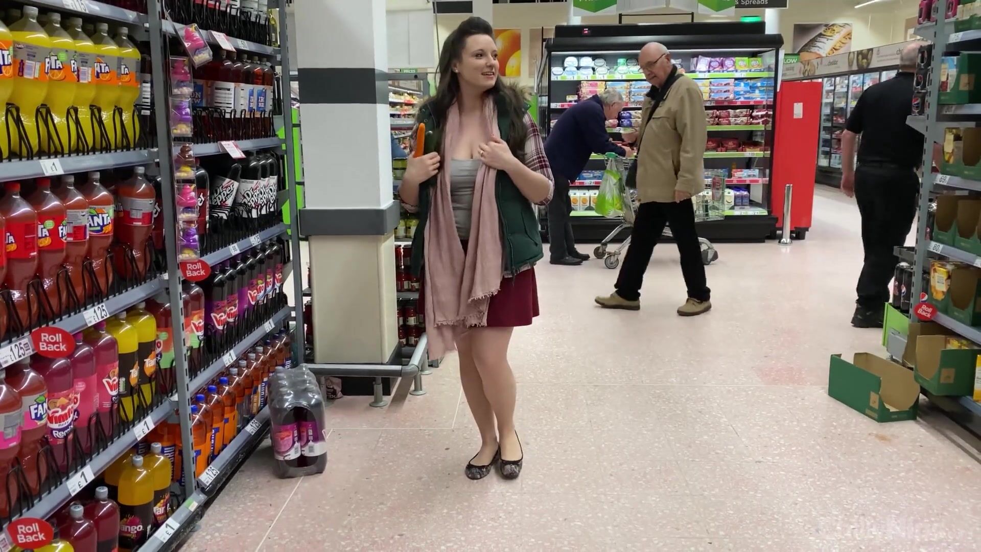 Ivy británica MILF cafetería bajo la falda coño flash