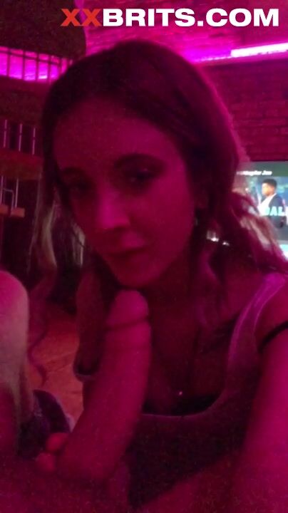 Jade Vows ayuda a su novio a mamar antes de acostarse