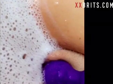 Joven adolescente británico camina en el baño