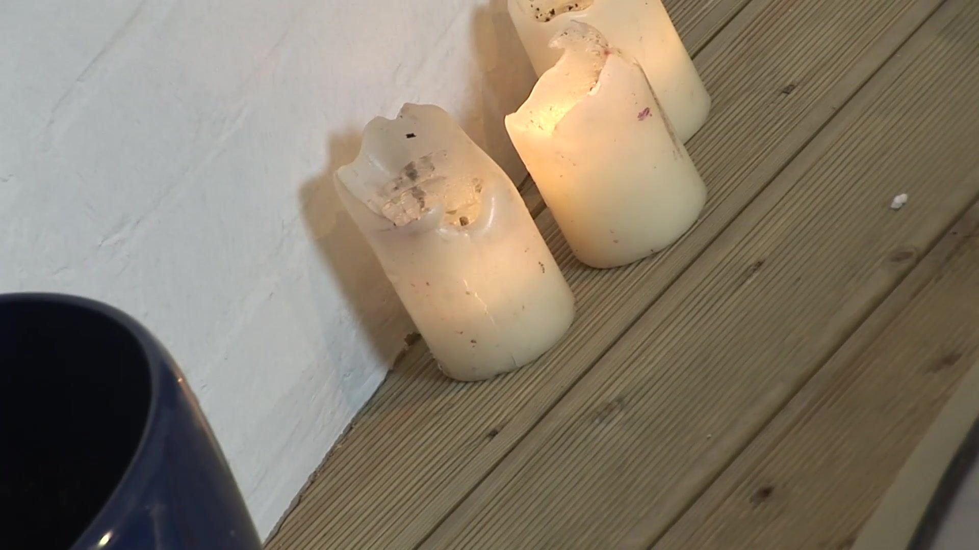 Juega el papel de sirena para molestarla.