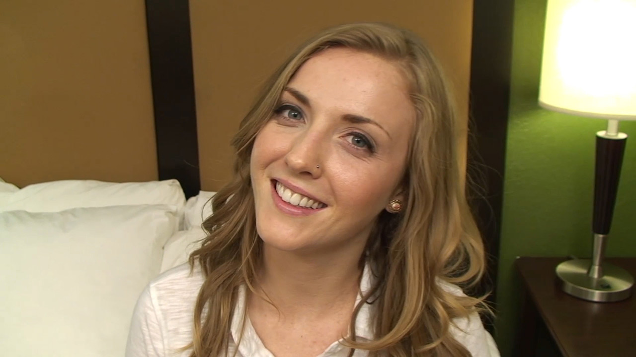 Karla Kush chupa y mira su primer porno