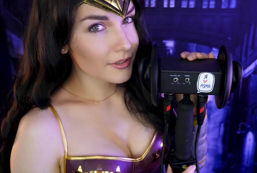 KittyKlaw ASMR Mujer Maravilla Lamiendo Video Descargado