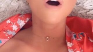 La actriz británica Natalia Forrest publica un video desnudo