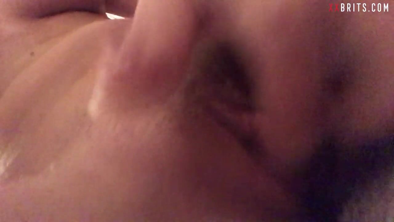 La adolescente británica Beth Spiby le encanta mojarse