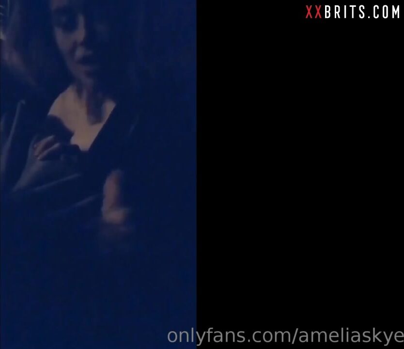 La adolescente británica tetona Amelia Skye chupa la polla de su novio mientras mira televisión