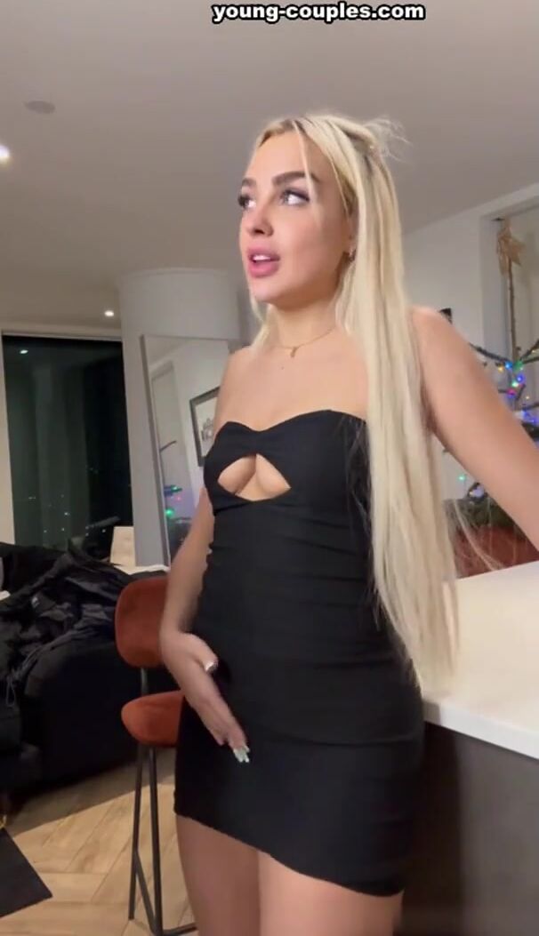 La adolescente irlandesa de Alaska Clarke recibe una patada en la encimera de la cocina.