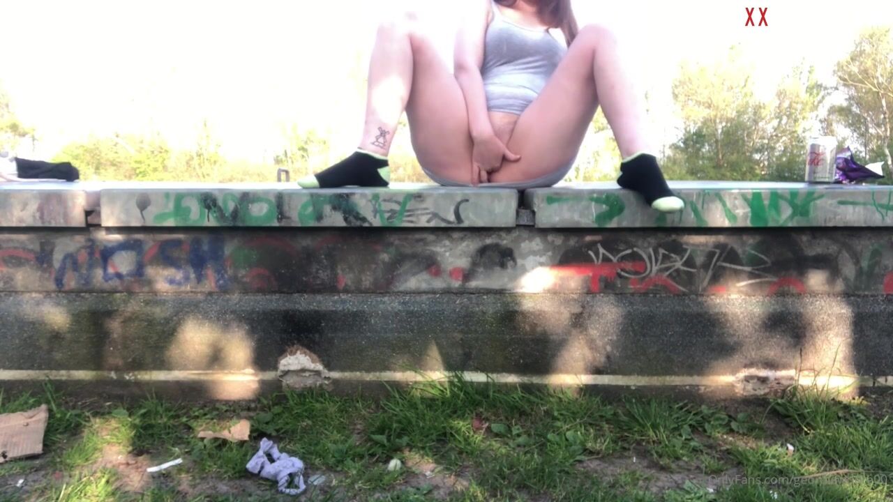 La británica Geordie Chav jugando con los pechos públicos en los parques