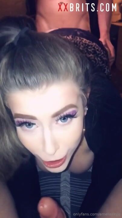 La británica tetona Amelia Skye recibe una doble polla en Snapchat