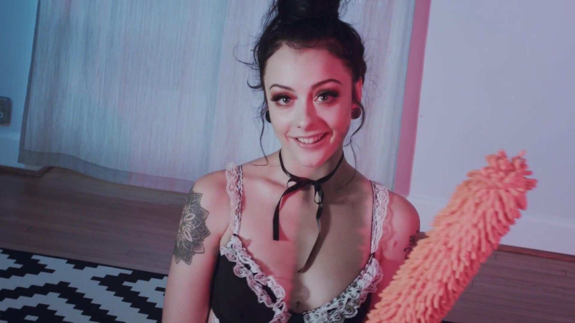 La cachonda Alessa Savage juega a la fregona durante el divorcio