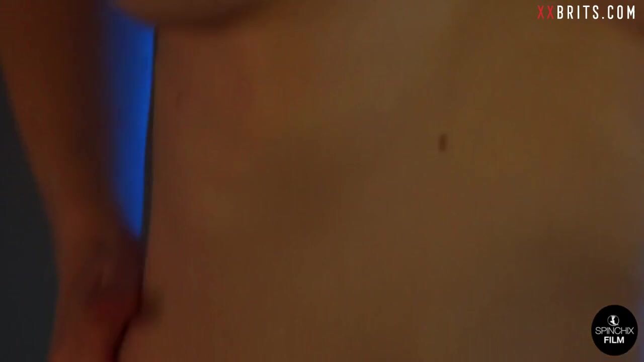 La estrella británica de GOT Samantha Bentley se desnuda