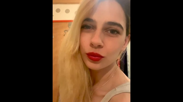 La gentil giganta usa lápiz labial