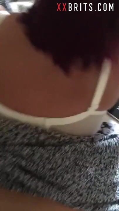 La joven MILF británica no sabe que la están filmando