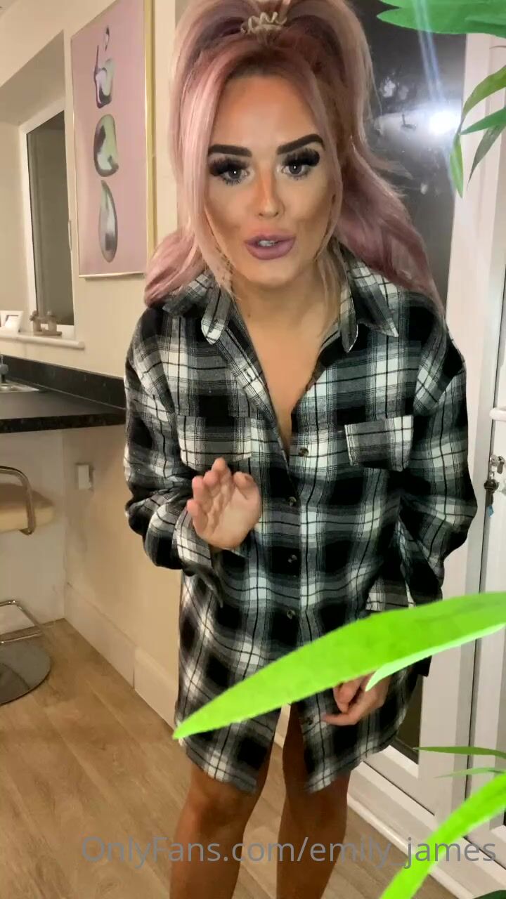 La joven puta británica Emily James recibe una corrida facial