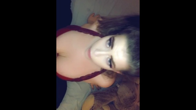 La malcriada hermanastra monta una gran polla en vaquera inversa y se folla a un perrito para un gran facial