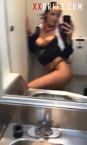 La puta británica Chav Air Hostess se da placer en el baño