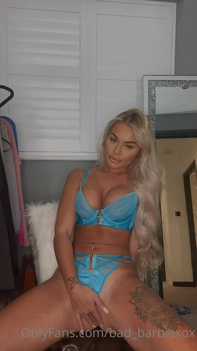 La rubia Jess Lily le recuerda a Stephen Bear lo que extraña
