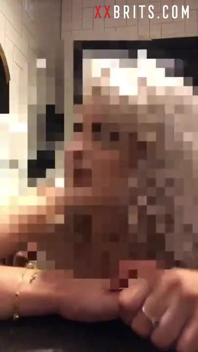 La trampa británica rubia GF persigue al baño del club