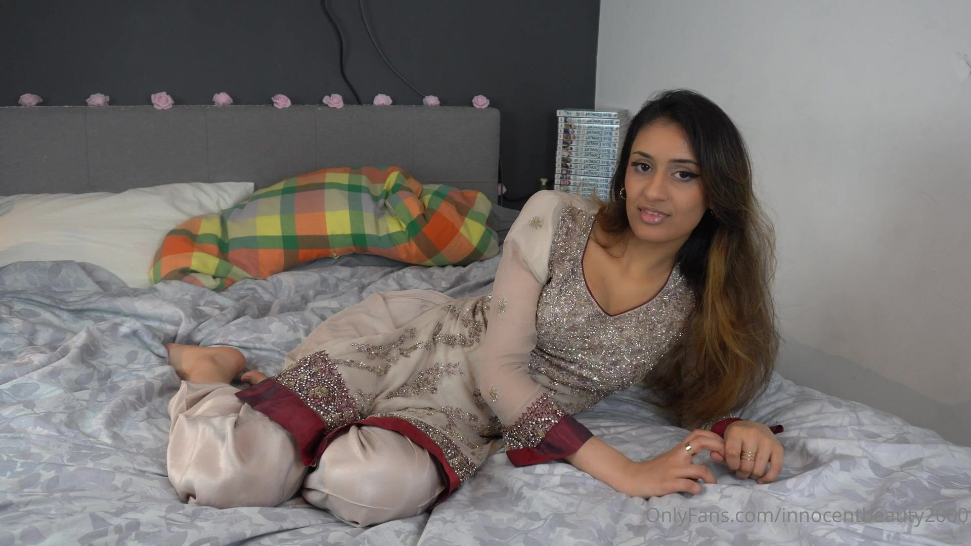 La traviesa adolescente paki Kayla Kapoor jugando consigo misma