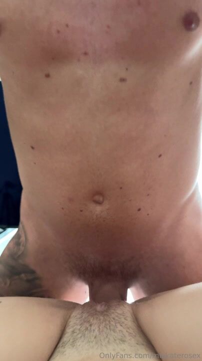 Lad POV dispara a Mia Kate Rose y le da una corrida en la cara