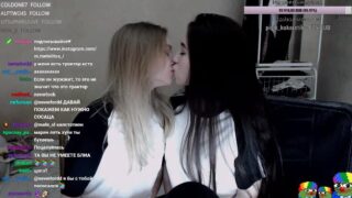 Las chicas rusas de Twitch se besan para dar en grande