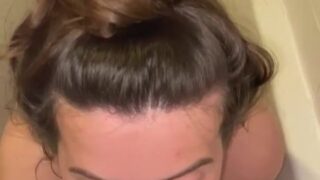 Leah Shorty POV chupa una polla de cristal