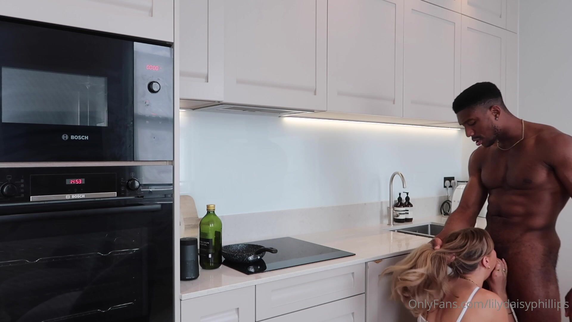 Lillian Phillips es follada a lo perrito por una enorme polla negra en la cocina
