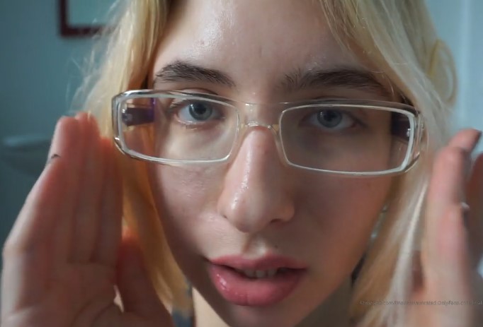 Lina Beana ASMR Onlyfans Video lamiendo lentes