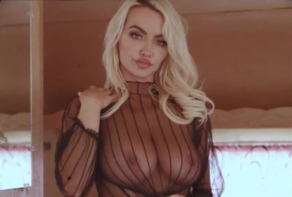 Lindsey Pelas Descarga de video de lencería negra transparente con grandes tetas