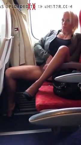 MILF británica burlándose de mí en el tren a Londres