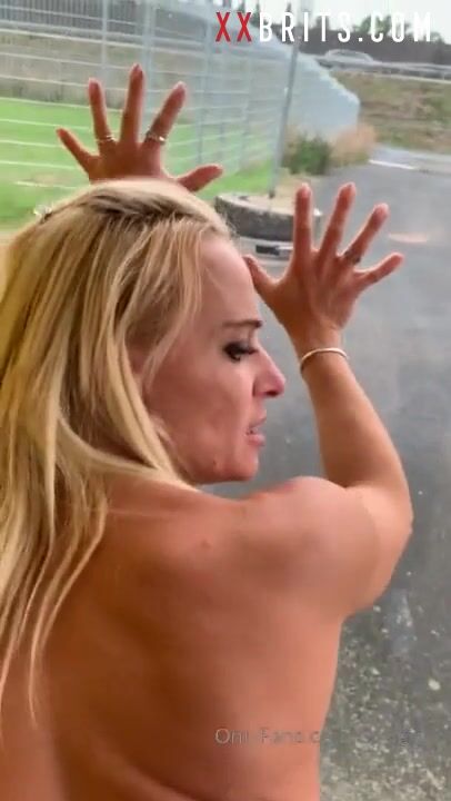 MILF británica teniendo sexo en público en el autobús