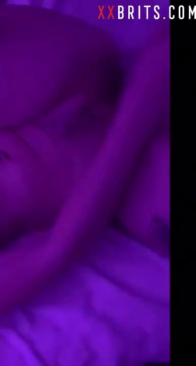 MILF británica tiene un trío con 2 hombres afortunados