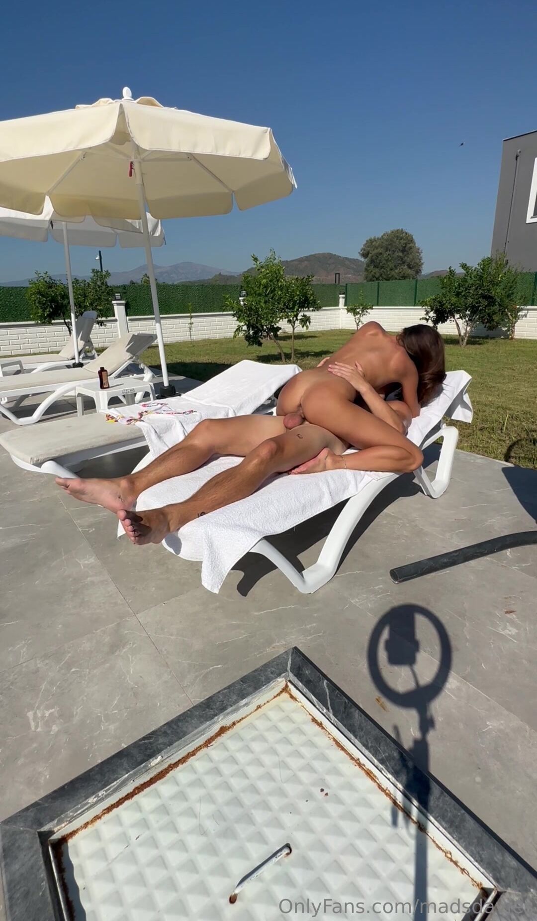 Maddie Davies toma un número en público de vaquera de vacaciones