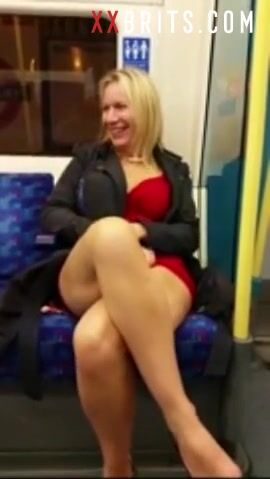 Mamá británica borracha muestra sus pantalones cortos en el metro