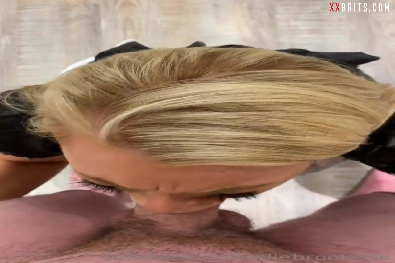 Mamada POV con la sirvienta británica Chav traviesa