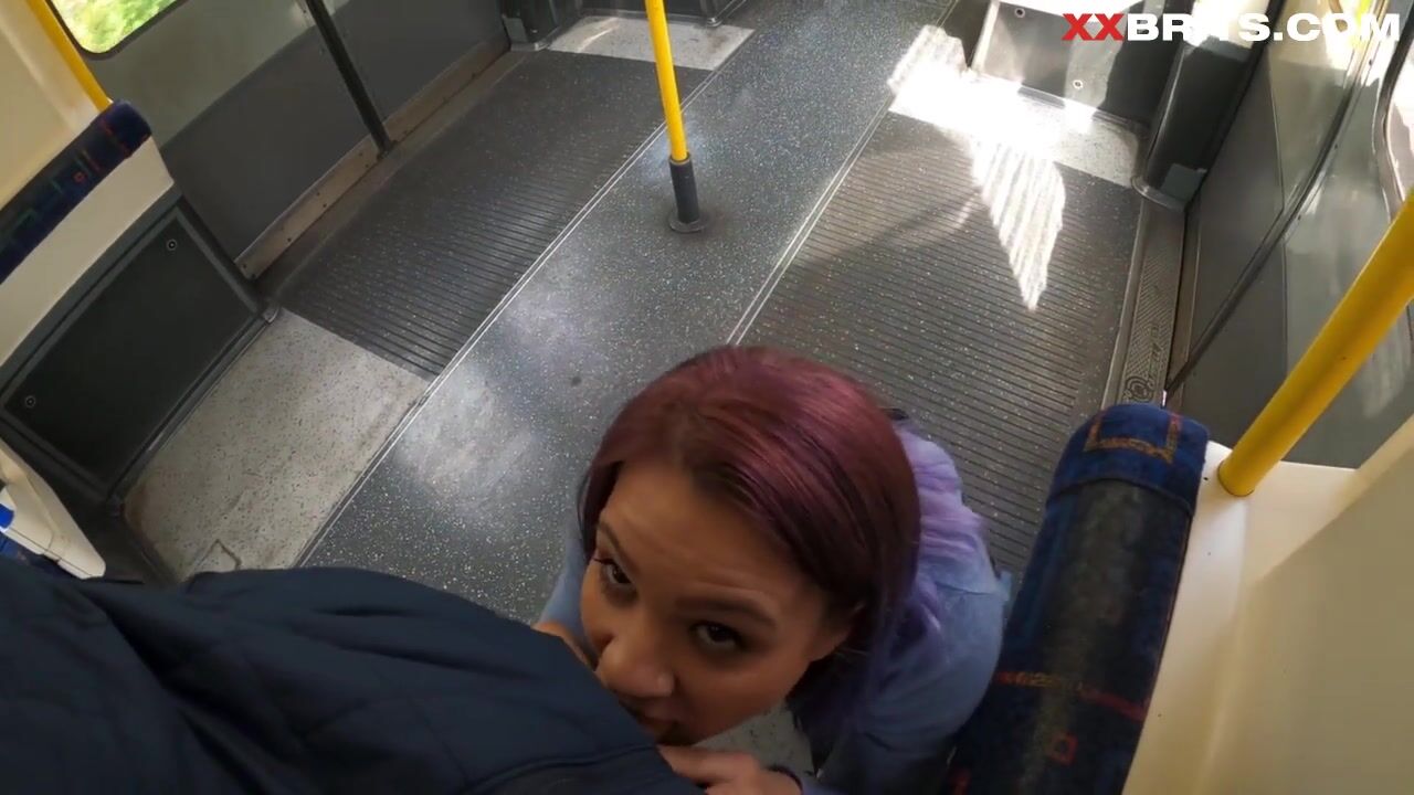 Mamada arriesgada en el metro de Londres. Capturado por un extraño