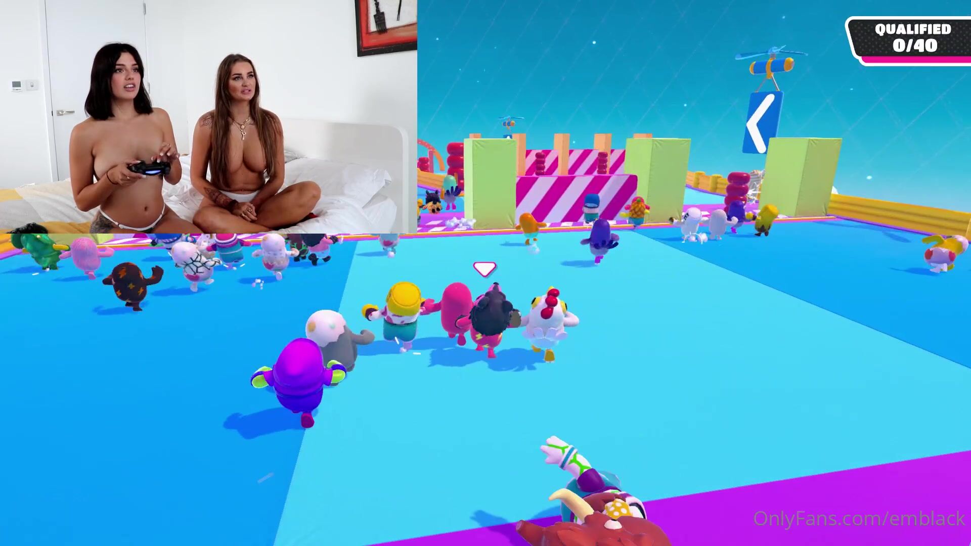 Mejores amigas lesbianas británicas jugando con chicos en topless