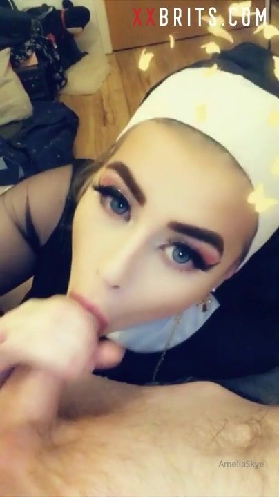 Monja británica cachonda recibe corridas orales en Snapchat Parte 1