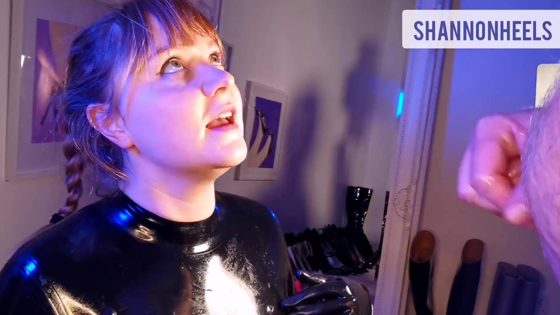 Nena de látex babea en traje de gato, lame los talones y los guantes y se cubre de semen