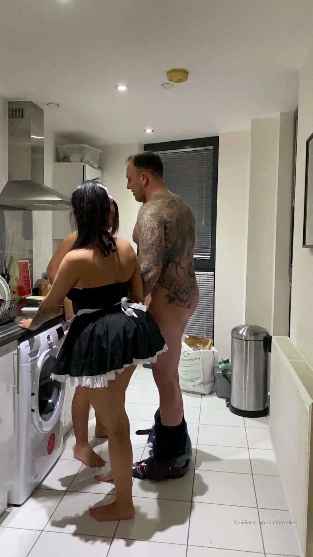 Niamh Velvet y su amiga atrapadas en la cocina por Geezer