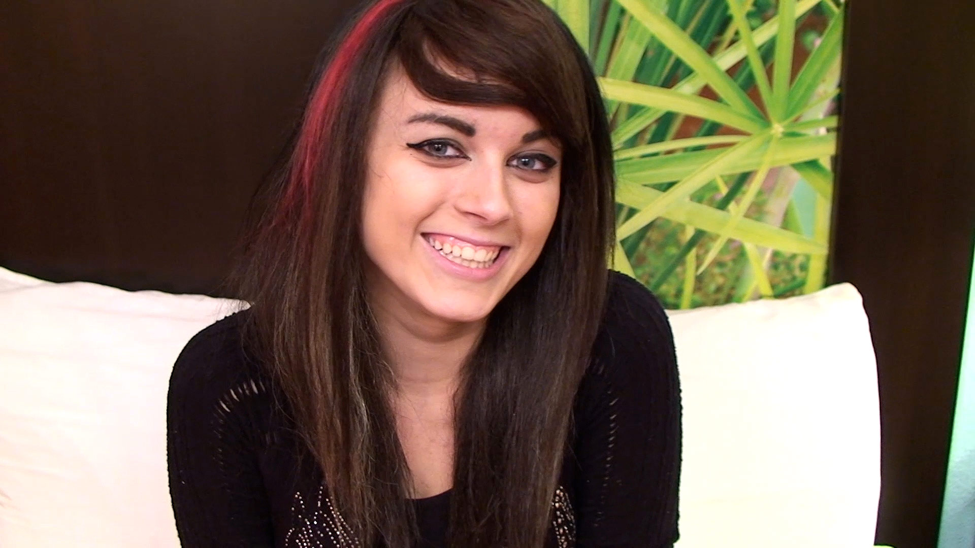 Pequeña adolescente rusa chupa una polla gorda en este vídeo porno adolescente