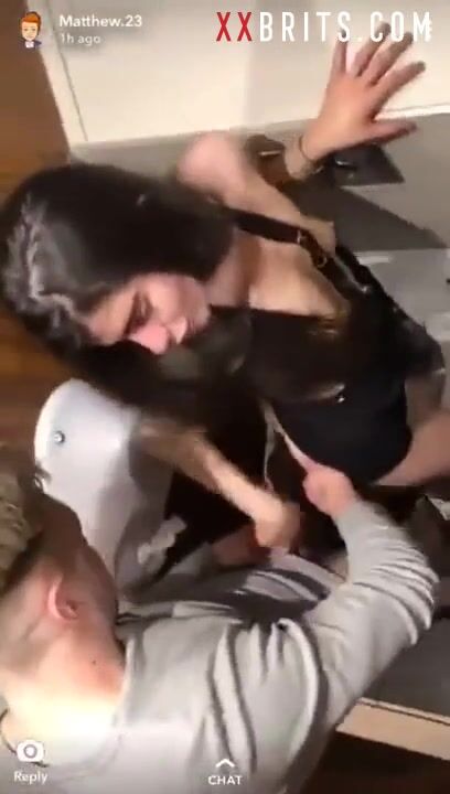 Persiguiendo a la puta chav de la oficina británica en el baño